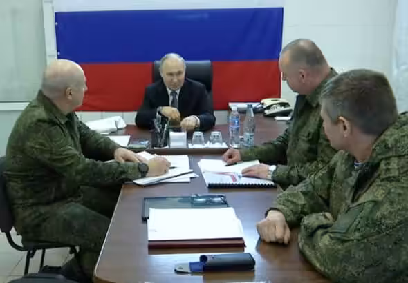 Russian President Vladimir Putin meets with commanders of Russian troops in Kherson region of Russia. Photo: Sputnik International.