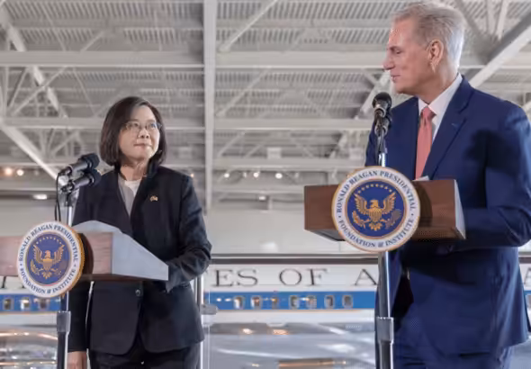 Meeting between Ms. Ing-wen (left) and Mr. McCarthy in Los Angeles. Photo: REUTERS.