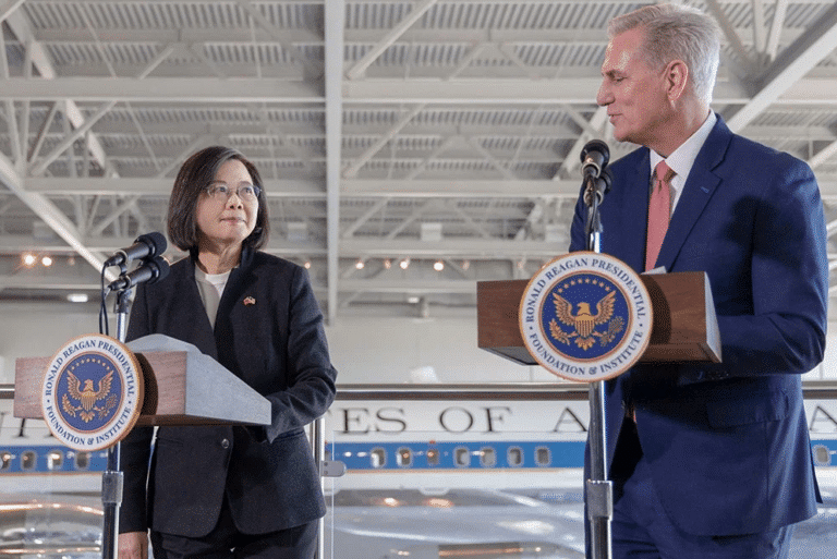 Meeting between Ms. Ing-wen (left) and Mr. McCarthy in Los Angeles. Photo: REUTERS.