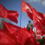 Ukrainians wave communist flags near a statue of Soviet leader Vladimir Lenin during an International Worker's Day parade in Donetsk, Ukraine, May 2014. Photo: Marko Djurica/Reuters/File photo.