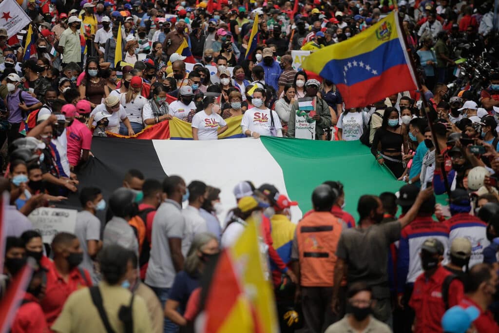 Supporters of the Palestinian cause during a 2021 mobilization in Caracas, Venezuela, holding a large Palestinian flag. Photo: Jesús Vargas/AVN.