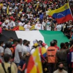 Supporters of the Palestinian cause during a 2021 mobilization in Caracas, Venezuela, holding a large Palestinian flag. Photo: Jesús Vargas/AVN.