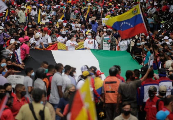 Supporters of the Palestinian cause during a 2021 mobilization in Caracas, Venezuela, holding a large Palestinian flag. Photo: Jesús Vargas/AVN.