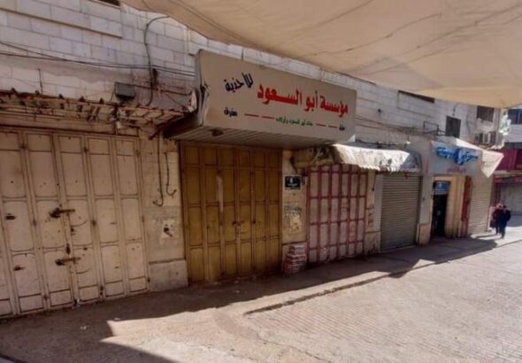 Stores in the central West Bank shut. Photo: Palestinian Safa news agency.