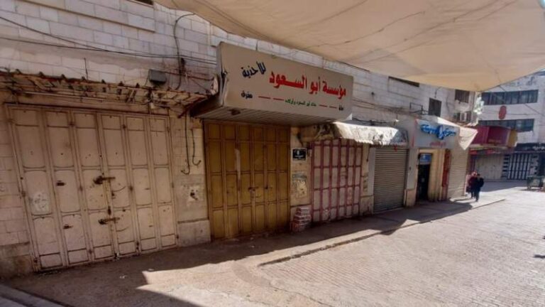 Stores in the central West Bank shut. Photo: Palestinian Safa news agency.