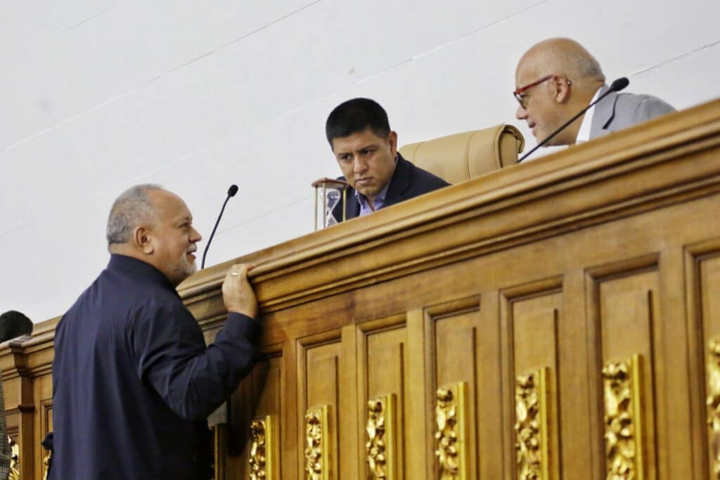 PSUV Deputy Diosdado Cabello deliberating with Venezuela's National Assembly President Jorge RodrĂguez during the discussion and approval of the Bill for the Protection of Assets, Rights and Interests of the Republic and its Entities Abroad on Tuesday, May 16. Photo: Ultimas Noticias.
