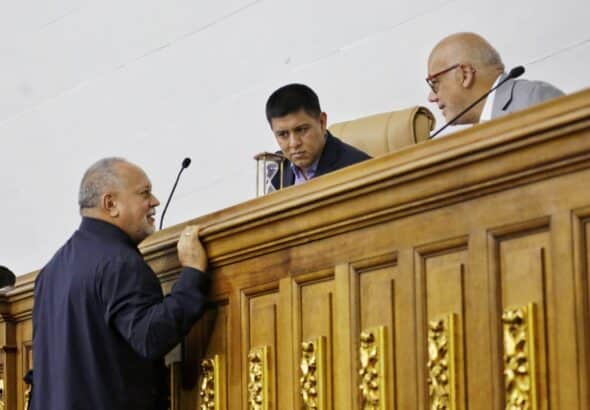 PSUV Deputy Diosdado Cabello deliberating with Venezuela's National Assembly President Jorge Rodríguez during the discussion and approval of the Bill for the Protection of Assets, Rights and Interests of the Republic and its Entities Abroad on Tuesday, May 16. Photo: Ultimas Noticias.