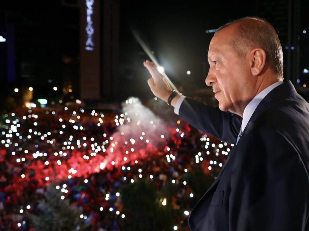 Erdogan salutes the people after his victory. Photo: RedRadioVe.