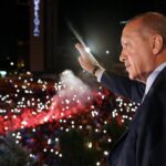 Erdogan salutes the people after his victory. Photo: RedRadioVe.