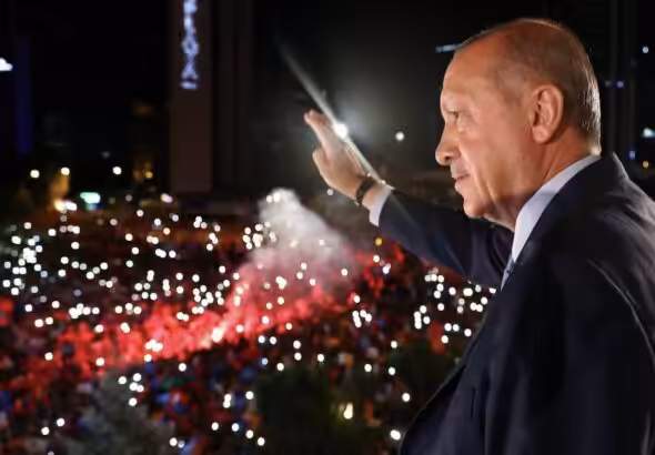 Erdogan salutes the people after his victory. Photo: RedRadioVe.