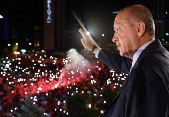 Erdogan salutes the people after his victory. Photo: RedRadioVe.