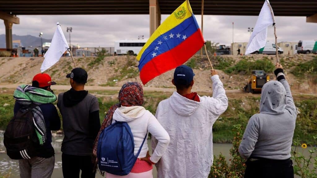 Migrantes venezolanos, algunos expulsados de EE. UU. a México bajo el Título 42 y otros que aún no han cruzado, protestan por las nuevas políticas de inmigración a orillas del río Bravo, en Ciudad Juárez, México, 18 de octubre de 2022. Photo: Reuters.