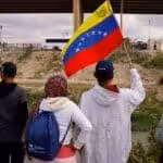 Migrantes venezolanos, algunos expulsados de EE. UU. a México bajo el Título 42 y otros que aún no han cruzado, protestan por las nuevas políticas de inmigración a orillas del río Bravo, en Ciudad Juárez, México, 18 de octubre de 2022. Photo: Reuters.
