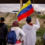 Migrantes venezolanos, algunos expulsados de EE. UU. a MĂ©xico bajo el TĂtulo 42 y otros que aĂşn no han cruzado, protestan por las nuevas polĂticas de inmigraciĂłn a orillas del rĂo Bravo, en Ciudad Juárez, MĂ©xico, 18 de octubre de 2022. Photo: Reuters.