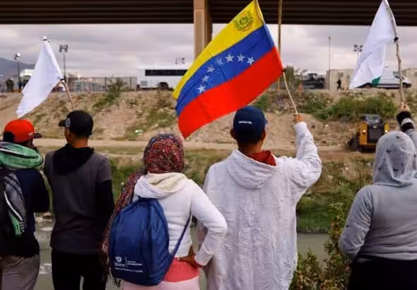 Migrantes venezolanos, algunos expulsados de EE. UU. a México bajo el Título 42 y otros que aún no han cruzado, protestan por las nuevas políticas de inmigración a orillas del río Bravo, en Ciudad Juárez, México, 18 de octubre de 2022. Photo: Reuters.