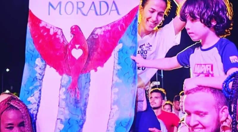 Fans raise a banner wtih the cover picture of the Cuban music duo Buena Fe's latest album Morada. Photo: Prensa Latina.