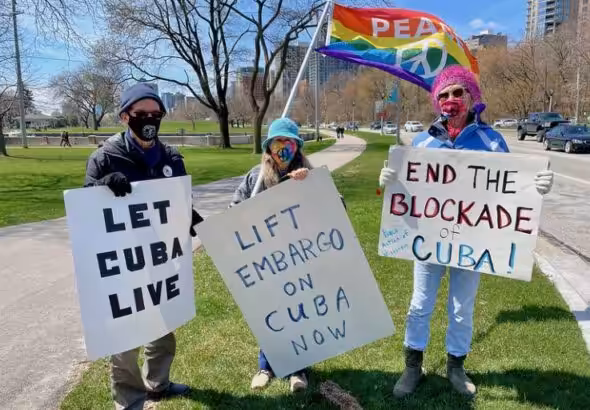 US activists holding banners showing their solidarity with Cuba. Photo: Susan Ruggles.