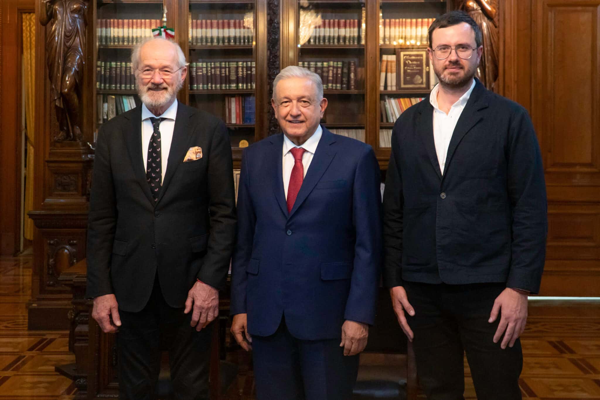 Mexican President AMLO hosted Julian Assange’s father and brother, John and Gabriel Shipton on April 20, 2023. Photo: Twitter/@lopezobrador_.