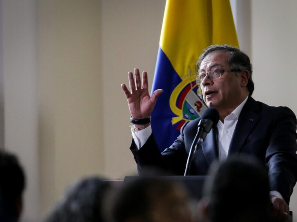 Colombian President Gustavo Petro speaks, with a Colombian flag in the background. Photo: Colprensa.