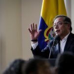 Colombian President Gustavo Petro speaks, with a Colombian flag in the background. Photo: Colprensa.