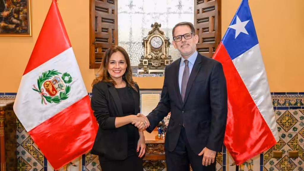 Sub-Secretary of Foreign Ministry Gloria de la Fuente with Vice Foreign Minister Ignacio Higueras of Peru. Photo: Foreign Ministry Chile.