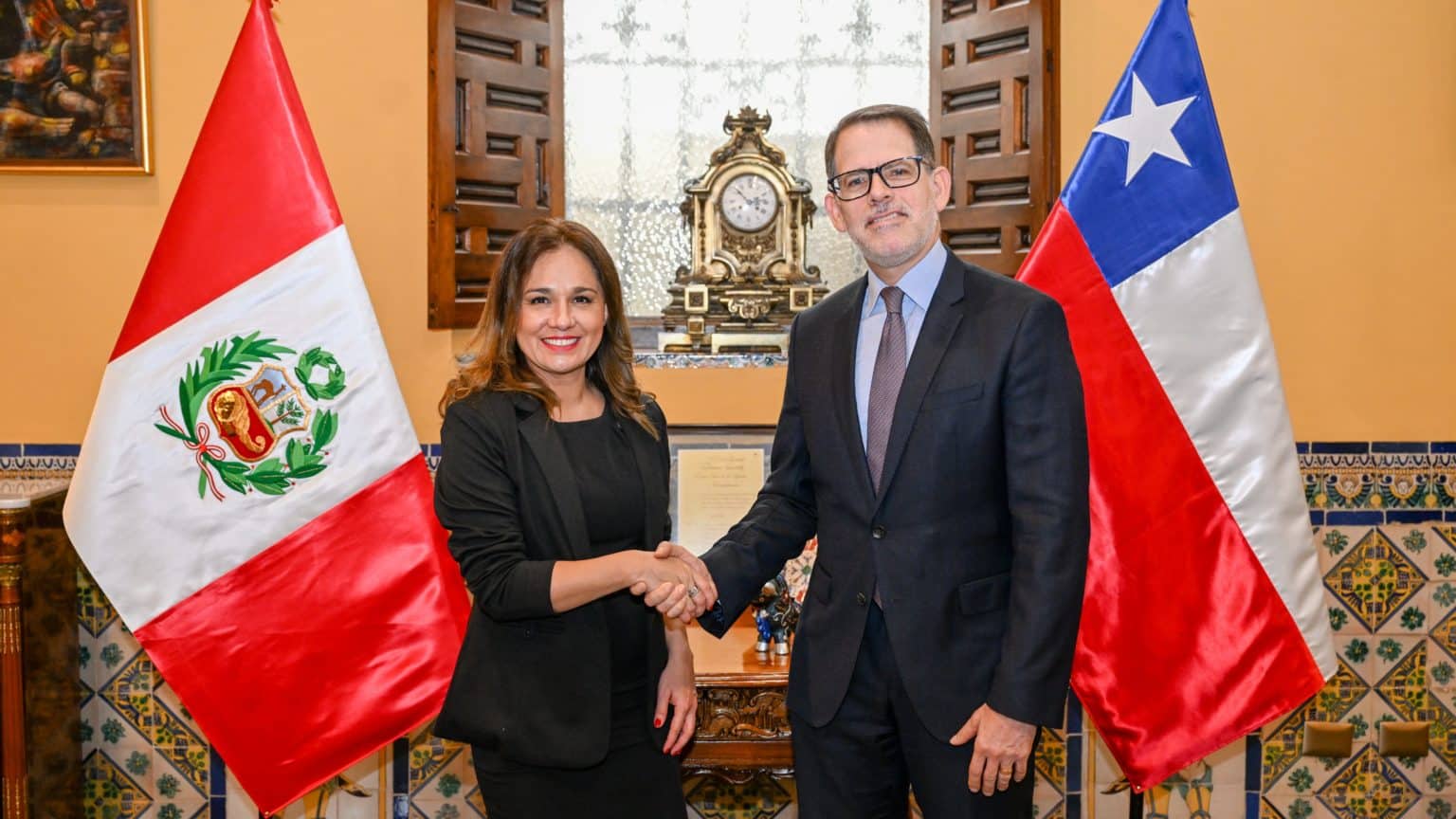 Sub-Secretary of Foreign Ministry Gloria de la Fuente with Vice Foreign Minister Ignacio Higueras of Peru. Photo: Foreign Ministry Chile.