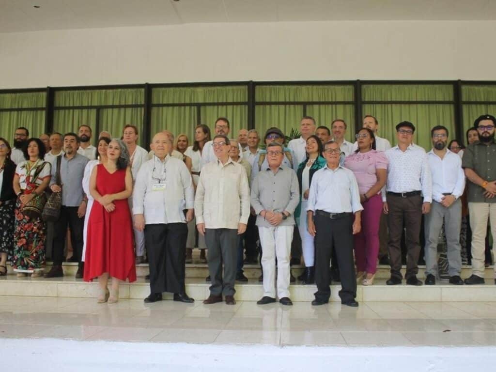 Representatives of the Colombian government delegation, the ELN delegation, and the various guarantor and accompanying countries, at the beginning of the third round of the Colombian peace talks in Havana, Cuba, May 2, 2023. Photo: Office of the High Commissioner for Peace (Colombia).