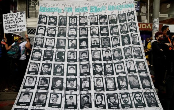 Poster with the portraits of dozens of "disappeared" victims of Colombian paramilitary gangs, with a heading that reads: "We are the sun that is reborn. Truth, reparation, justice." Photo: Europa Press/File photo.