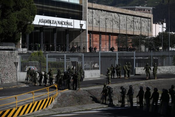 Ecuadorian army blocking the access to the National Assembly after the controversial decision of President Lasso to dissolve it, May 17, 2023. Photo: Jose Jacome/EFE.