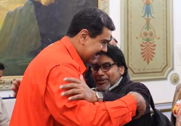 Venezuelan President Nicolás Maduro (left) greeting with a hug Venezuelan Communist Party's general secretary Óscar Figuera (right) at Miraflores Palace. Photo: Factores de Poder/File photo.