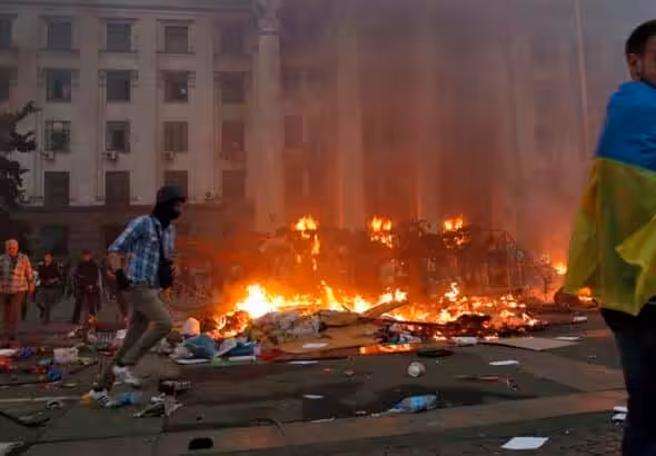 Trade Union building on fire in the center of Ukraine's southern port city of Odessa on May 2, 2014. Photo: Reuters.