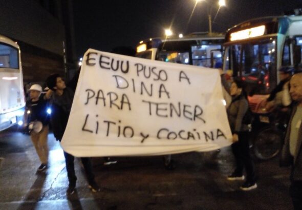Protesters with banner in hand reading: "The US installed Dina (Boluarte) to get lithium and cocaine." Photo: Twitter @OllieVargas79.