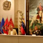 Colombian Defense Minister Iván Velásquez (left) and Venezuelan Defense Minister Vladímir Padrino meeting in Caracas, with a Simón Bolívar "Liberator" painting in the background, May 11, 2023. Photo: Twitter/@BluRadioCo.