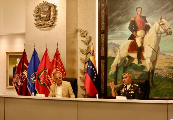 Colombian Defense Minister Iván Velásquez (left) and Venezuelan Defense Minister Vladímir Padrino meeting in Caracas, with a Simón Bolívar "Liberator" painting in the background, May 11, 2023. Photo: Twitter/@BluRadioCo.