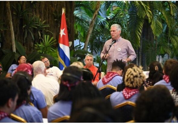 Cuban President Miguel Díaz-Canel met with more than 300 American enthusiasts at the Palace of the Revolution. Photo: Studies of the Revolution.
