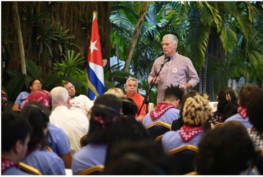 Cuban President Miguel Díaz-Canel met with more than 300 American enthusiasts at the Palace of the Revolution. Photo: Studies of the Revolution.