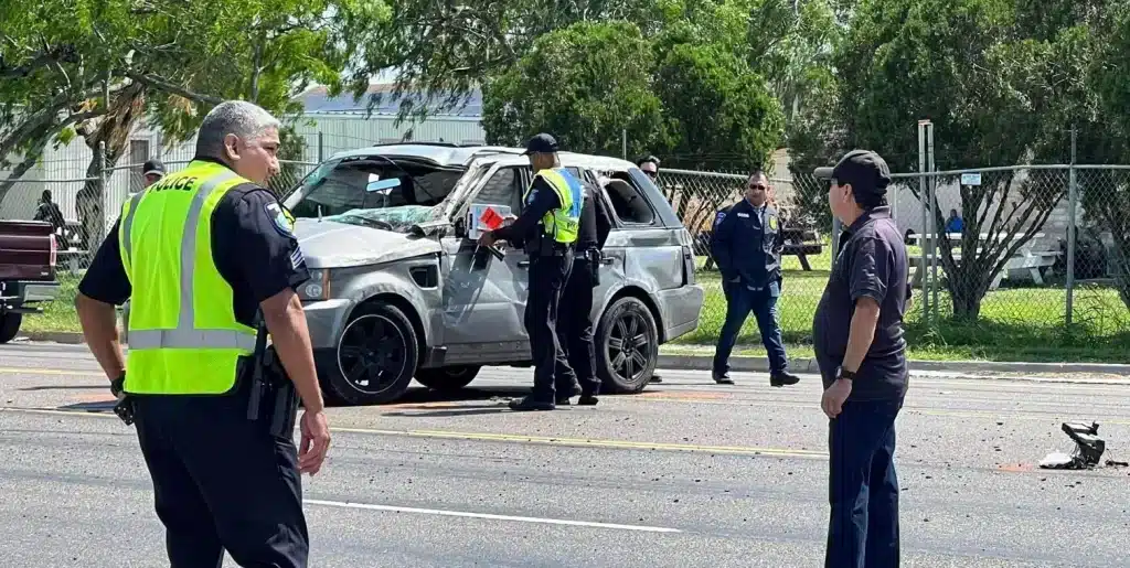 Police officers inspecting the SUV involved in a tragic incident resulting in the death of eight migrants in Brownsville, Texas, on Sunday, May 7. Photo: CNN.