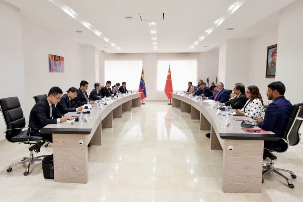 Meeting between the Communist Party of China's delegation led by Li Mingxiang and Venezuela's PSUV delegation led by Diosdado Cabello, held in Caracas this Tuesday, May 16, 2023. Photo: PSUV.