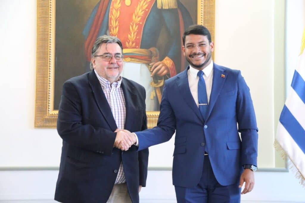 Venezuelan Deputy Foreign Affairs Minister for Latin America, Rander Pena (left), greeting newly appointed Uruguayan ambassador to Venezuela, Eber da Rosa Vásquez, May 19, 2023. Photo: Twitter/@RanderPena.