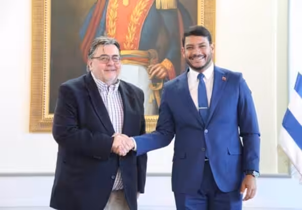 Venezuelan Deputy Foreign Affairs Minister for Latin America, Rander Pena (left), greeting newly appointed Uruguayan ambassador to Venezuela, Eber da Rosa Vásquez, May 19, 2023. Photo: Twitter/@RanderPena.