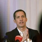 Former deputy Juan Guaidó speaking at a public event, partially blurred by the shadows of the public. Photo: Semana/File photo.