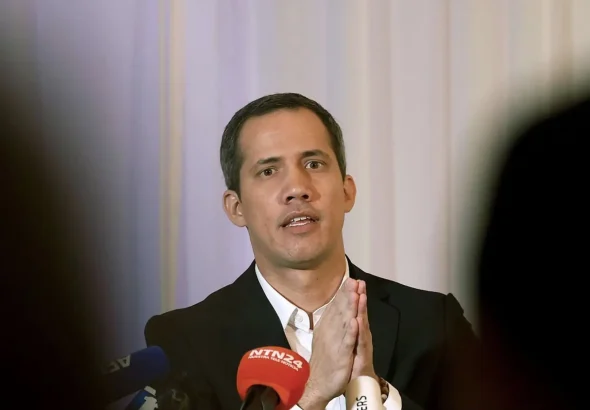 Former deputy Juan Guaidó speaking at a public event, partially blurred by the shadows of the public. Photo: Semana/File photo.