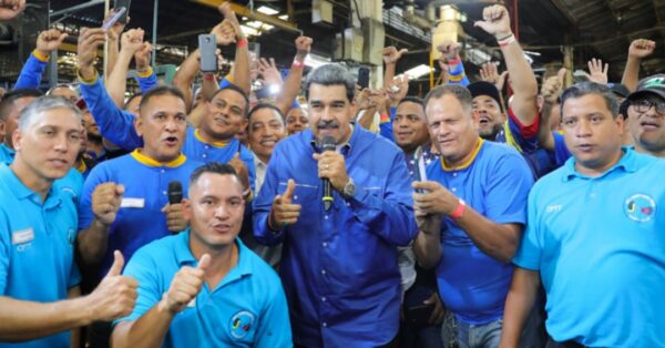 Venezuelan President Nicolás Maduro in the midst of workers during a meeting in Carabobo state, May 18, 2023. Photo: Presidential press.
