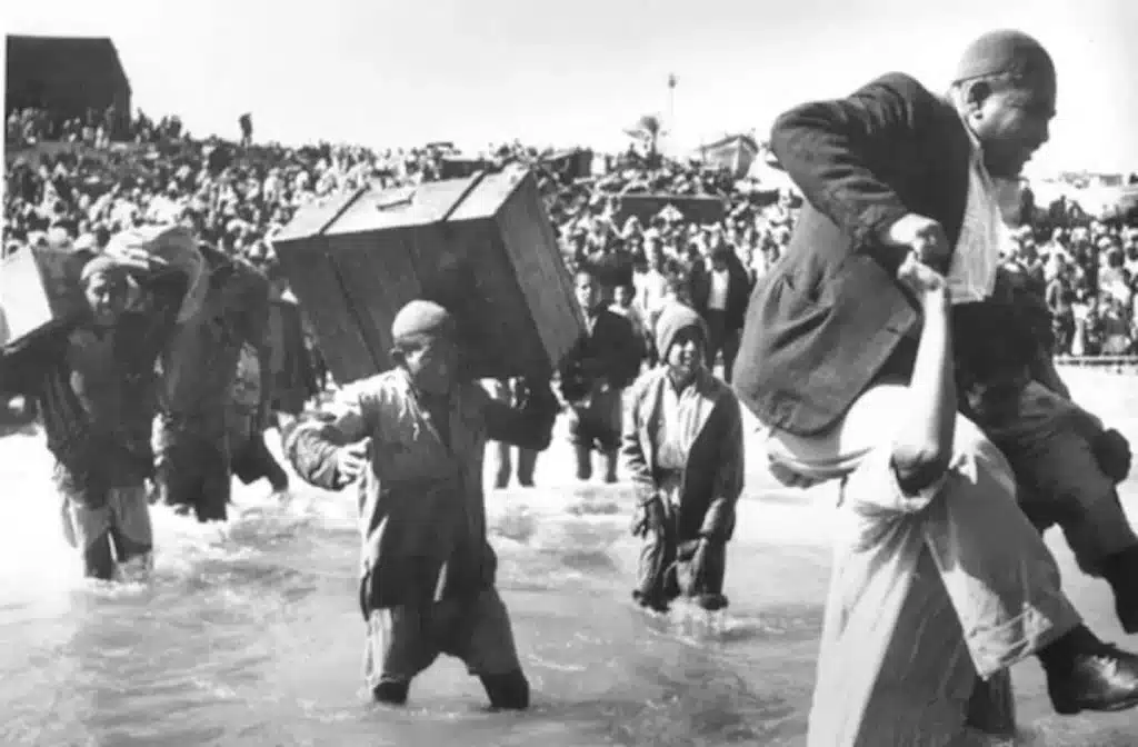Palestine refugees initially displaced to Beach Camp in Gaza board boats to Lebanon or Egypt during the first Arab-Israeli war, 1949. Photo: UN Archives/Hrant Nakashian.