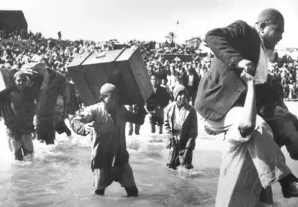 Palestine refugees initially displaced to Beach Camp in Gaza board boats to Lebanon or Egypt during the first Arab-Israeli war, 1949. Photo: UN Archives/Hrant Nakashian.