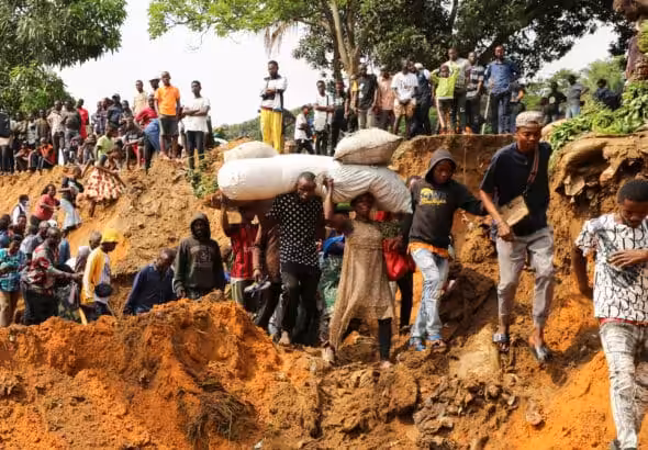 Local residents make their way through a seriously damaged road following heavy rains that caused floods and landslides, on the outskirts of Kinshasa, Democratic Republic of Congo, Dec 14 2022. Photo: Reuters/Justin Makangara/Referential photo.