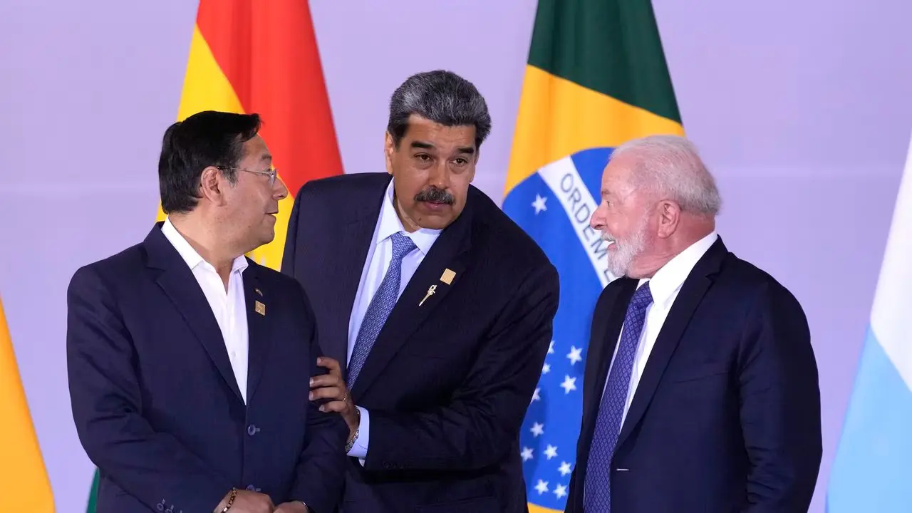 Bolivian President Luis Arce (left), Venezuelan President Nicolás Maduro (center) and Brazilian President Lula da Silva (right) preparing to take a photo at the South American Summit at the Itamaraty Palace in Brasília, Brazil, on Tuesday, May 30, 2023. Photo: AP/Andre Penner.