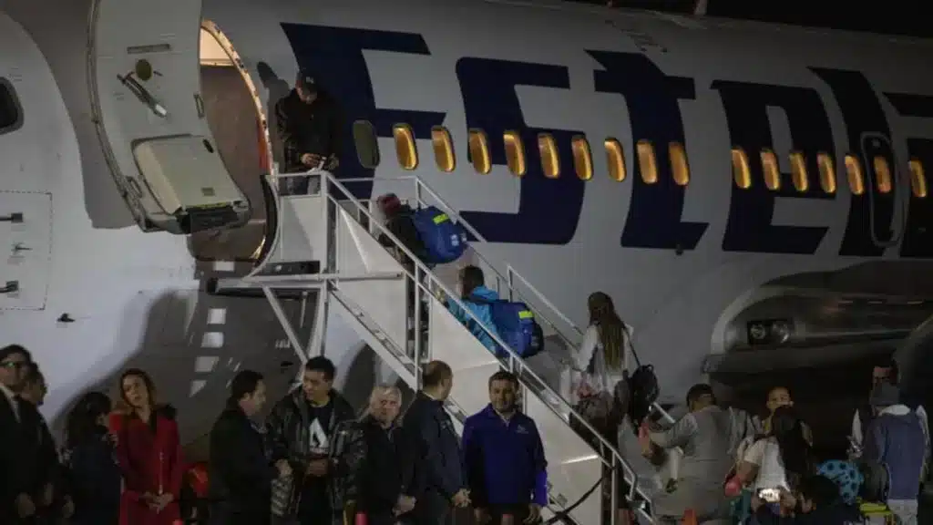 Migrants boarding a special Vuelta a la Patria flight, paid by the Venezuelan government to bring back stranded migrants to Venezuela this Sunday, May 7, 2023. Photo: El Diario.