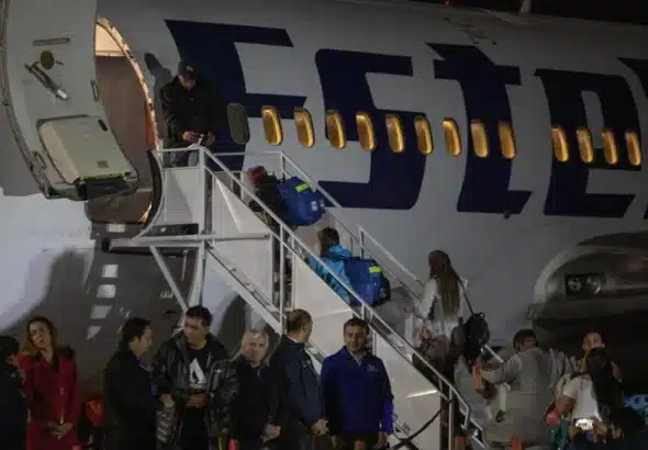 Migrants boarding a special Vuelta a la Patria flight, paid by the Venezuelan government to bring back stranded migrants to Venezuela this Sunday, May 7, 2023. Photo: El Diario.