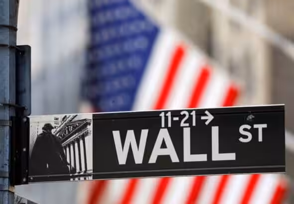 A Wall Street sign outside the New York Stock Exchange. Photo: Reuters.